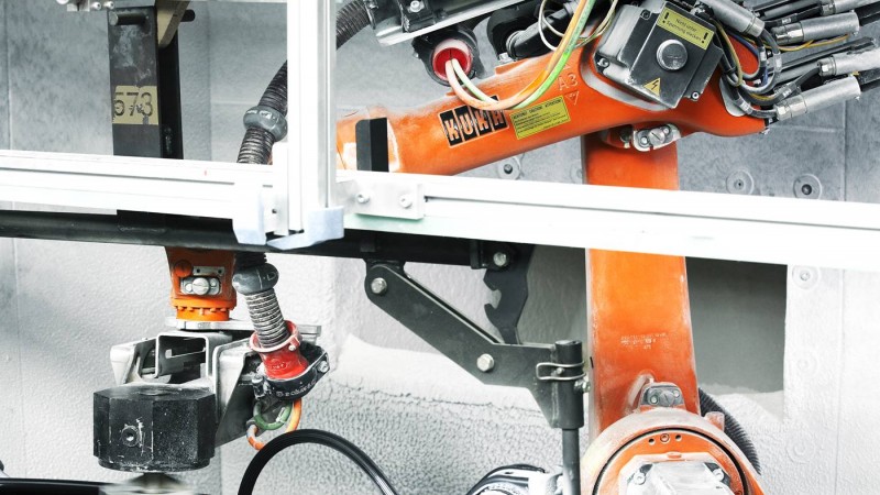 點(diǎn)擊打開原圖 庫卡 KR 16機(jī)器人在噴涂作業(yè)